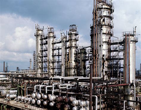 Нефтеперерабатывающий завод — Википедия.
